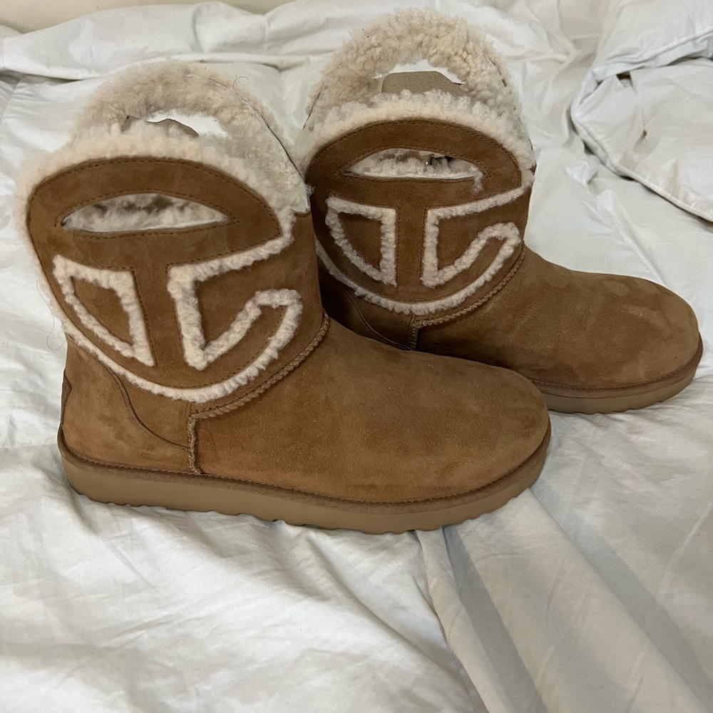 UGG X TELFAR W15 / M13 LIKE NEW BOOTS
